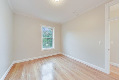 4912 Washington Park Ct, Chicago IL 60615-2304 exterior