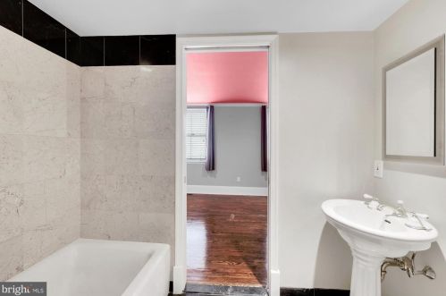 2022 Locust St, Philadelphia PA 19103-5614 exterior