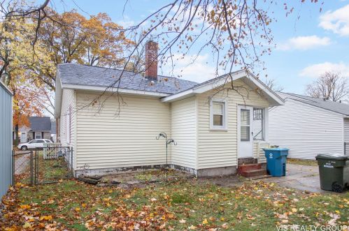 2256 Blodgett St, Meskegon MI  49441-1516 exterior