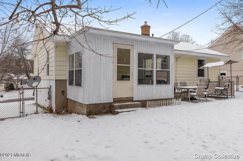 1062 Lockridge Dr, Grand Rapids MI 49505-4841 exterior