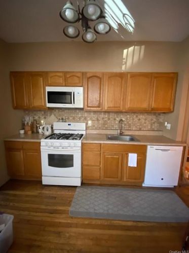 951 Elder Ave, Bronx NY 10472-3475 exterior