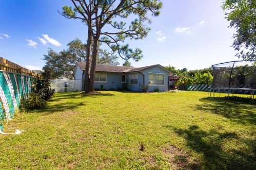 1248 Ladner St, Fort Pierce FL  34983-2571 exterior