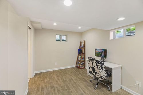 1712 Oakcrest Dr, Alexandria VA 22302-2336 exterior