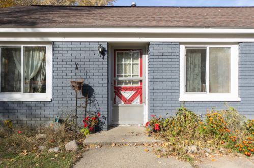 1727 Pleasant Dr, Kalamazoo, MI 49002-5601