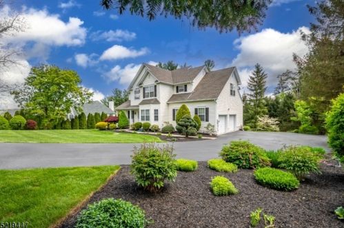 32 Canterbury Ln, Hackettstown, NJ 07840-3436