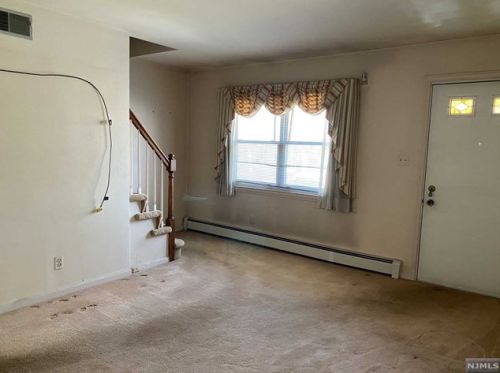 218 Longview Ave, Hasbrouck Heights, NJ 07604-2313