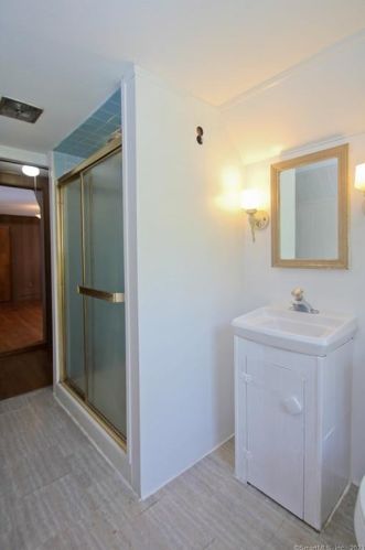 111 Spg St, Windsor Locks CT 06096-2208 exterior