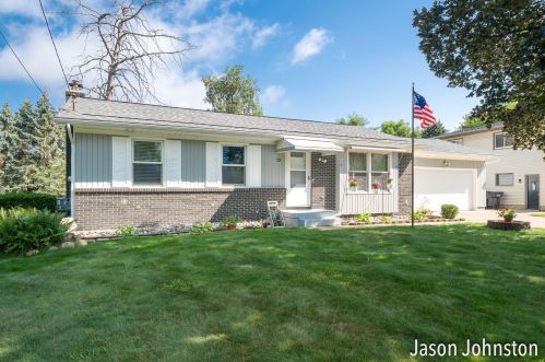 861 Bellewood Dr, Grand Rapids, MI 49508-6025