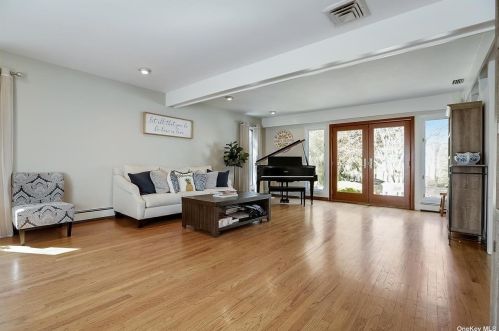 69 Kendrick Ln, Huntington Station NY 11746-7829 exterior