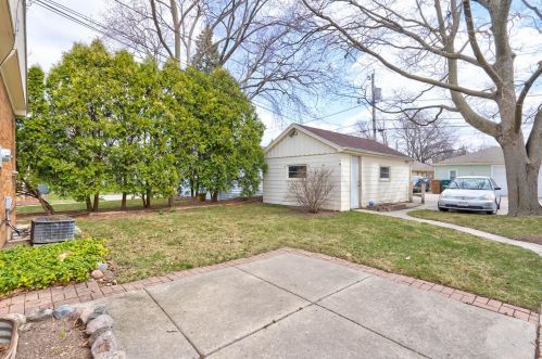 5640 Braeburn Ln, Milwaukee WI 53209-3328 exterior