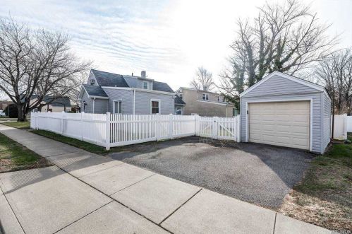 47 Carl St, Valley Stream, NY 11580-4011