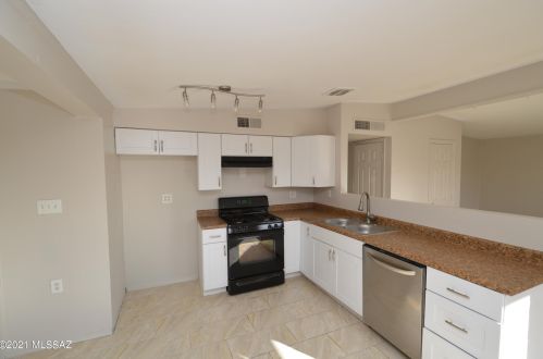 372 Corona Rd, Tucson AZ 85746-8809 exterior