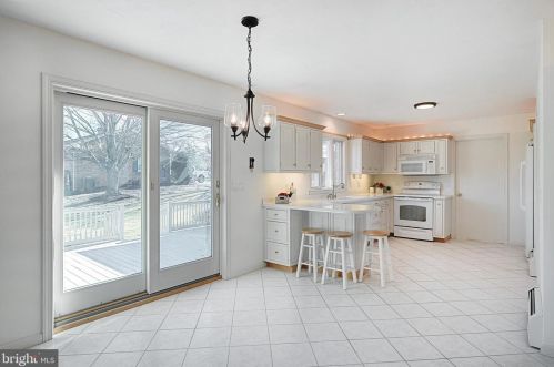 869 Fairview Dr, Hanover PA 17331-9747 exterior