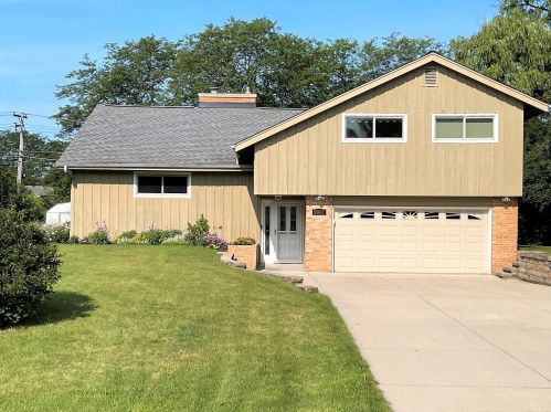 9027 Rexleigh Dr, Milwaukee, WI 53217-1867