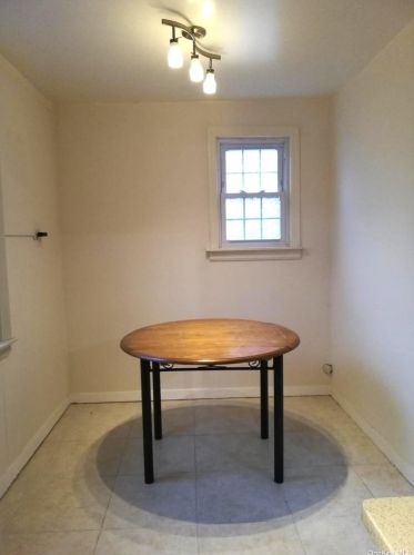 37 Fremont Rd, Valley Stream NY 11581-2106 exterior