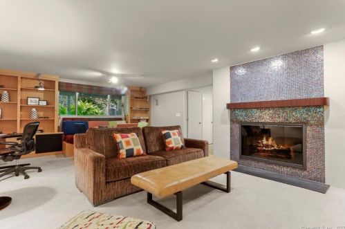 10 Hockanum Rd, Westport CT 06880-2121 exterior