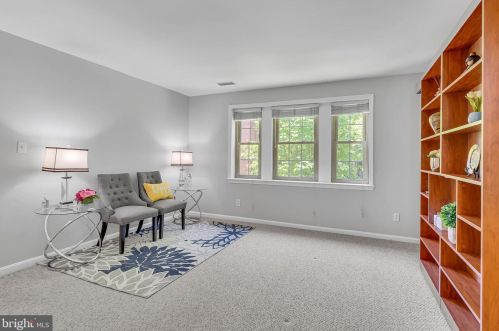 513 Bashford Ln, Alexandria, VA 22314-1130