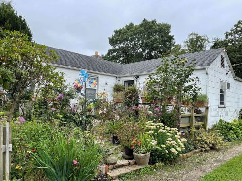 49 10th Ave, Huntington Station, NY 11746-2221