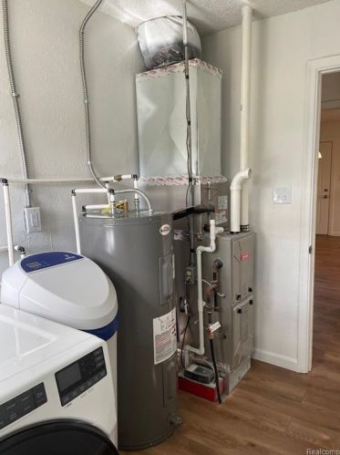 2488 Crumb Rd, Walled Lake MI  48390-0028 exterior