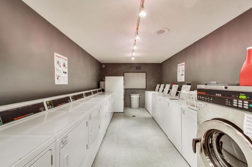 450 Briar Pl, Chicago IL  60657-4737 exterior