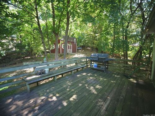 815 Tulip Dr, Valley Cottage NY 10989-2204 exterior