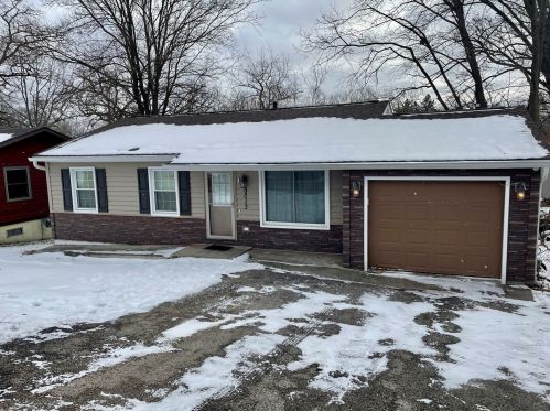 9013 Pine Ave, Bull Valley, IL 60097-8423