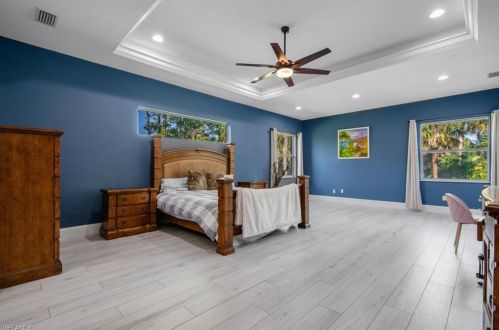 670 1 St, Naples FL 34117-5106 exterior