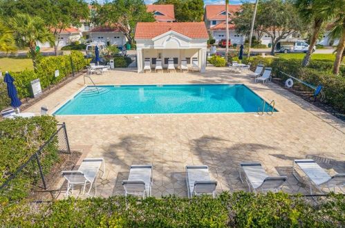 5889 Northridge Dr, Naples FL 34110-3369 exterior