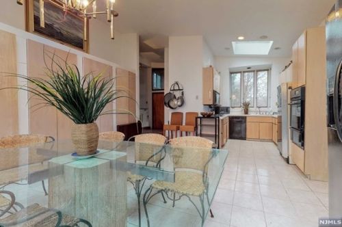 25 Sparrowbush Rd, Upper Saddle River NJ 07458-1420 exterior