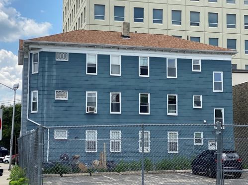 76 Townsend St, Worcester, MA 01609-1952