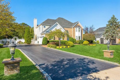 140 Hayrick Ln, Commack NY 11725-1232 exterior