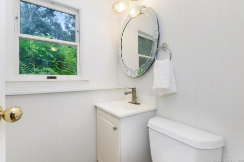 43 Heather Ln, Wilton CT 06897-4129 exterior