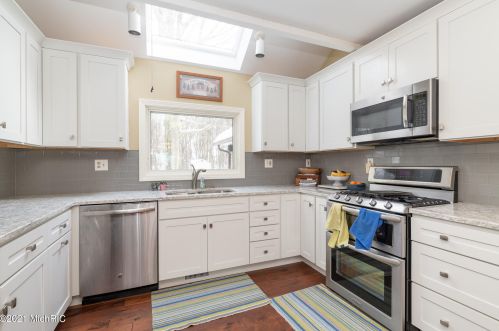 1360 Crooked Lk Dr, Kalamazoo MI 49009-8950 exterior