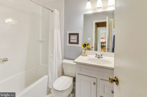 1537 Chatham Colony Ct, Herndon VA 20190-4203 exterior