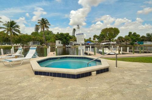 13 Crk Cir, Naples FL 34114-8238 exterior