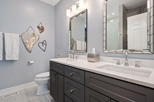 4030 Clark St, Chicago IL 60613-1302 exterior