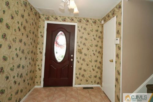 25 Barlow Rd, Edison, NJ 08817-3060