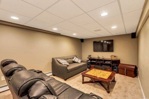 1524 Louis Kossuth Ave, Bohemia NY 11716-1510 exterior