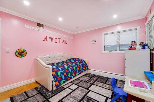 717 Eagle Dr, Valley Stream NY 11581-3539 exterior