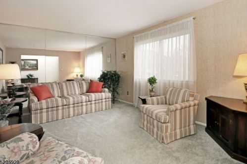 13 Castle Rdg Dr, East Hanover NJ 07936-3558 exterior