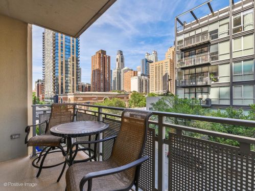 744 Clark St, Chicago IL  60654-2525 exterior