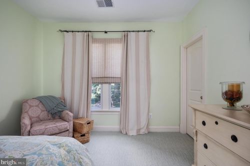 6421 Divine St, Mc Lean VA 22101-4702 exterior