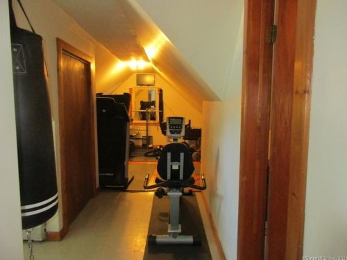 324 Oak Ave, Torrington CT 06790-6538 exterior