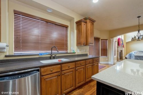 6352 Fish Lk Dr, Taylorsville UT 84081-5579 exterior