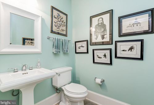 12561 Ansin Cir Dr, Rockville MD 20854-6912 exterior