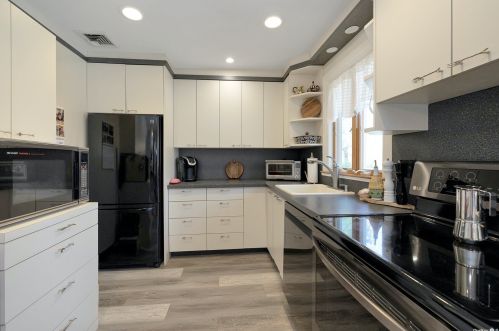 54 Quebec Dr, Huntington Station NY 11746-3870 exterior