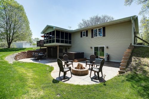 990 County Rd 92, Maple Plain MN 55359-9577 exterior