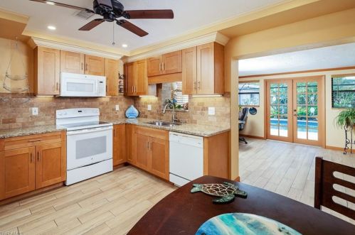 688 102 Ave, Naples FL 34108-3215 exterior