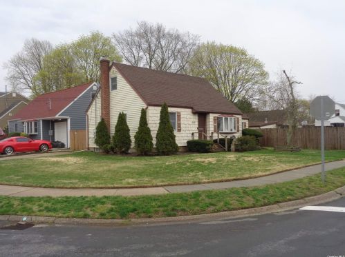 420 18th St, Babylon, NY 11704-2202