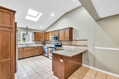 10 Pheasant Run, Windsor CT 06095-1549 exterior